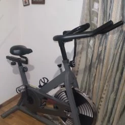 Vendora Πωλείτε σχεδόν αχρησιμοποίητο ποδήλατο γυμναστικής Spinning στην τιμή των 130€