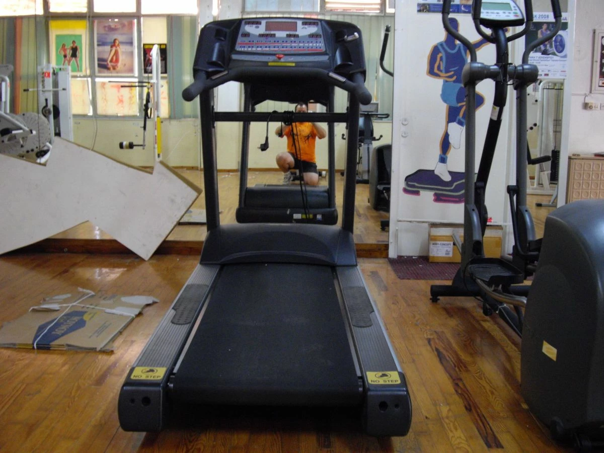 Vendora Διάδρομοι γυμναστικης,και άλλα όργανα γυμναστηρίου.